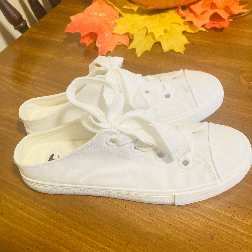 NEW! Women’s ROCKET DOG white slip on sneakers